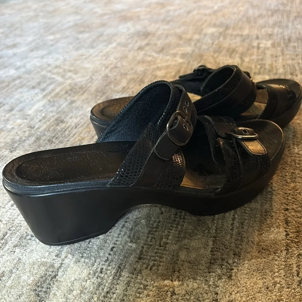 Dansko womens size 39 (8.5/9) Stylish Black Wedge Sandals- slip on